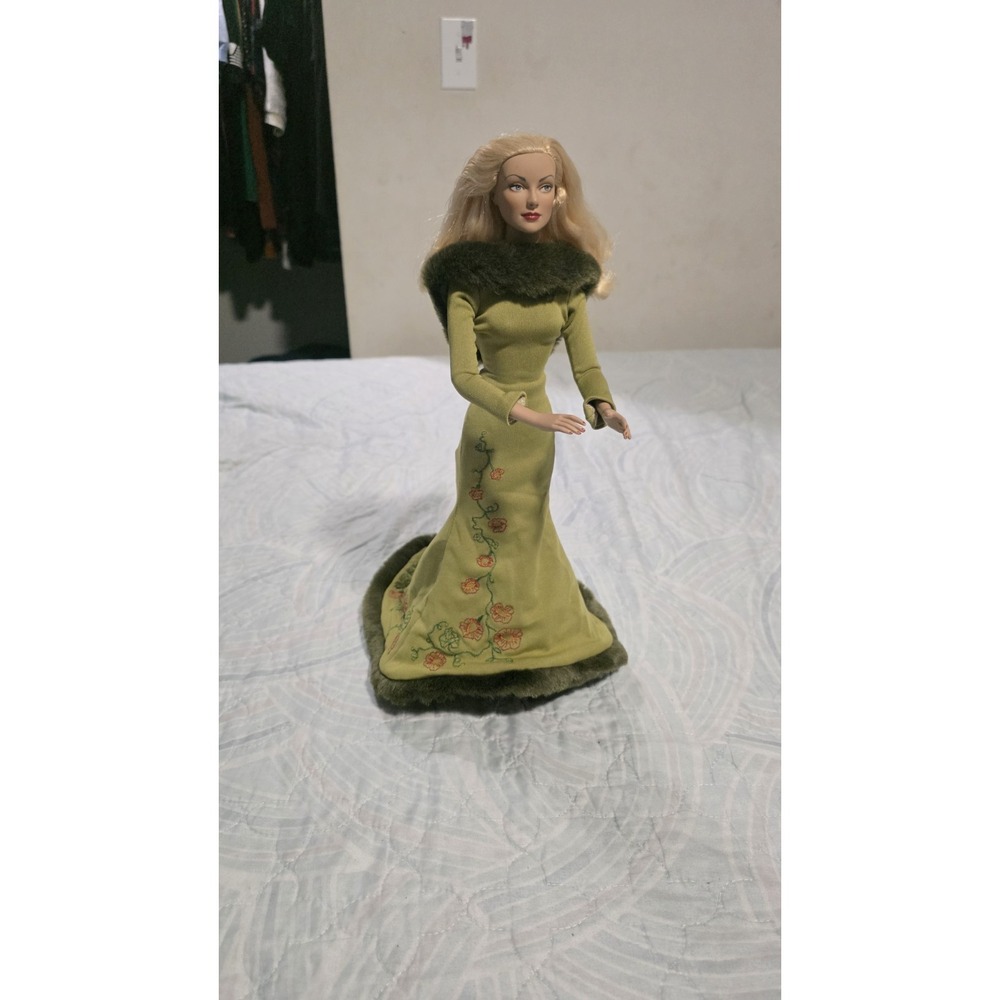 Robert Tonner Doll Co. Inc. 1999 Fashion Doll Blonde Blue Eyes Green Gown Stand
